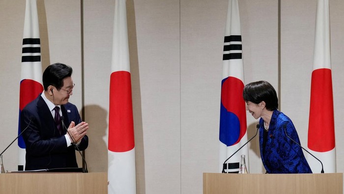 Japanese Prime Minister Sanae Takaichi and South Korean President Lee Jae Myung greet each other at their joint news conference after their talk in Nara, western Japan, January 13, 2026.     Eugene Hoshiko/Pool via REUTERS