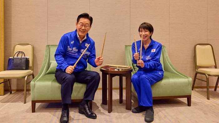 Japanese Prime Minister Sanae Takaichi and South Korean President Lee Jae Myung play drums after their meeting in Nara, western Japan, January 13, 2026.   Yonhap via REUTERS   THIS IMAGE HAS BEEN SUPPLIED BY A THIRD PARTY. NO RESALES. NO ARCHIVES. SOUTH KOREA OUT. NO COMMERCIAL OR EDITORIAL SALES IN SOUTH KOREA.