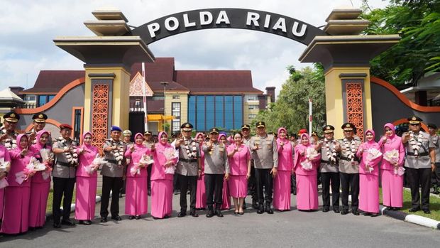Polda Riau melepas Brigjen Jossy Kusumo dan sejumlah pejabat yang dimutasi. Pelepasan ditandai dengan penanaman pohon, Rabu (14/1/2026).