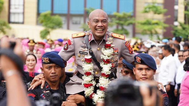 Polda Riau melepas Brigjen Jossy Kusumo dan sejumlah pejabat yang dimutasi. Pelepasan ditandai dengan penanaman pohon, Rabu (14/1/2026).