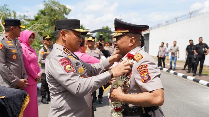 Pamit dari Polda Riau, Brigjen Jossy Kusumo Tanam Pohon Kenangan