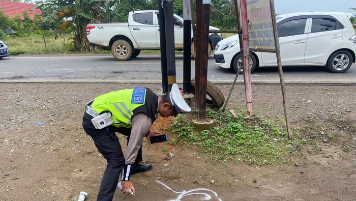 Polisi melakukan olah TKP kecelakaan truk tabrak pelajar di Muaro Jambi, Jambi