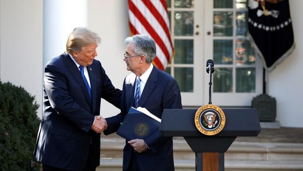 Presiden AS Donald Trump berbincang dan Ketua Federal Reserve Jerome Powell. (REUTERS/Carlos Barria)