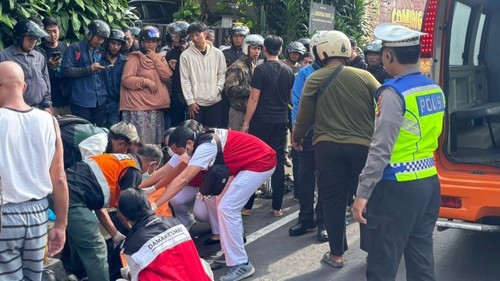 Proses evakuasi korban kecelakaan di Jalan Surapati, Denpasar, Rabu (14/1/2026).