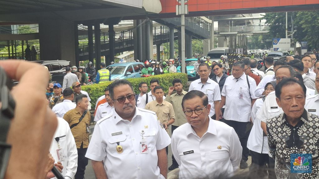 Proses simbolis pembongkaran tiang monorel pun disaksikan langsung oleh Gubernur DKI Jakarta Pramono Anung, Wakil Gubernur DKI Jakarta Rano Karno, dan mantan Gubernur DKI Jakarta Sutiyoso pada Rarbu (14/1/2026). (CNBC Indonesia/Chandra Dwi)