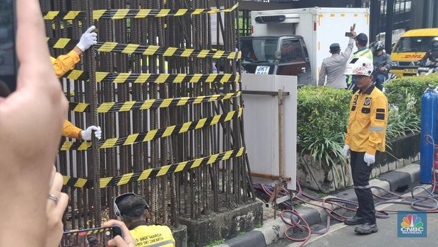 Proses simbolis pembongkaran tiang monorel pun disaksikan langsung oleh Gubernur DKI Jakarta Pramono Anung, Wakil Gubernur DKI Jakarta Rano Karno, dan mantan Gubernur DKI Jakarta Sutiyoso pada Rarbu (14/1/2026). (CNBC Indonesia/Chandra Dwi)