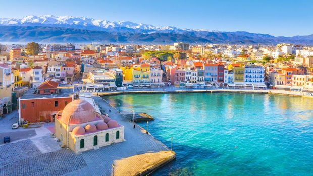 Pemandangan udara Chania dengan mercusuar menakjubkan, masjid, galangan kapal Venesia, di Kreta, Yunani.