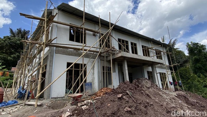 Pembangunan Puskesmas Buntu Limbong di Tana Toraja molor dari jadwal. Dinkes mendesak kontraktor untuk percepat penyelesaian.