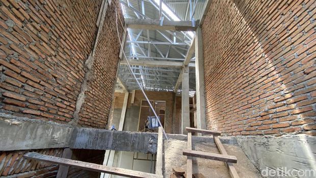 Pembangunan Puskesmas Buntu Limbong di Tana Toraja molor dari jadwal. Dinkes mendesak kontraktor untuk percepat penyelesaian.