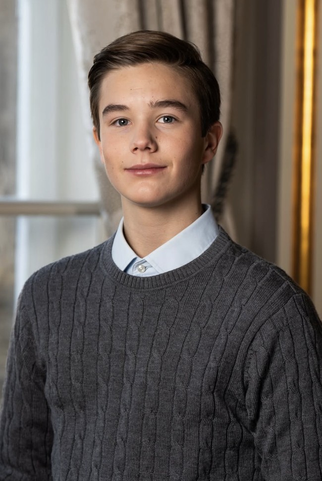 Keputusan besar datang pada 2025, ketika sang Putri memutuskan melanjutkan pendidikan ke Spir Efterskole, sebuah sekolah asrama yang berjarak sekitar 280 kilometer dari kediaman utama keluarga kerajaan di Kopenhagen. Efterskole merupakan model sekolah menengah khas Denmark bagi siswa usia 14–18 tahun. Selain pendidikan umum, sekolah ini memberi ruang eksplorasi minat khusus seperti olahraga, seni, dan musik, bidang yang memang diminati Josephine. Foto: dok. Instagram @detdanskekongehus