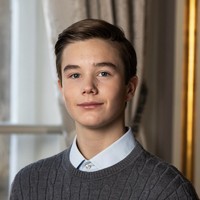 Keputusan besar datang pada 2025, ketika sang Putri memutuskan melanjutkan pendidikan ke Spir Efterskole, sebuah sekolah asrama yang berjarak sekitar 280 kilometer dari kediaman utama keluarga kerajaan di Kopenhagen. Efterskole merupakan model sekolah menengah khas Denmark bagi siswa usia 14–18 tahun. Selain pendidikan umum, sekolah ini memberi ruang eksplorasi minat khusus seperti olahraga, seni, dan musik, bidang yang memang diminati Josephine. Foto: dok. Instagram @detdanskekongehus