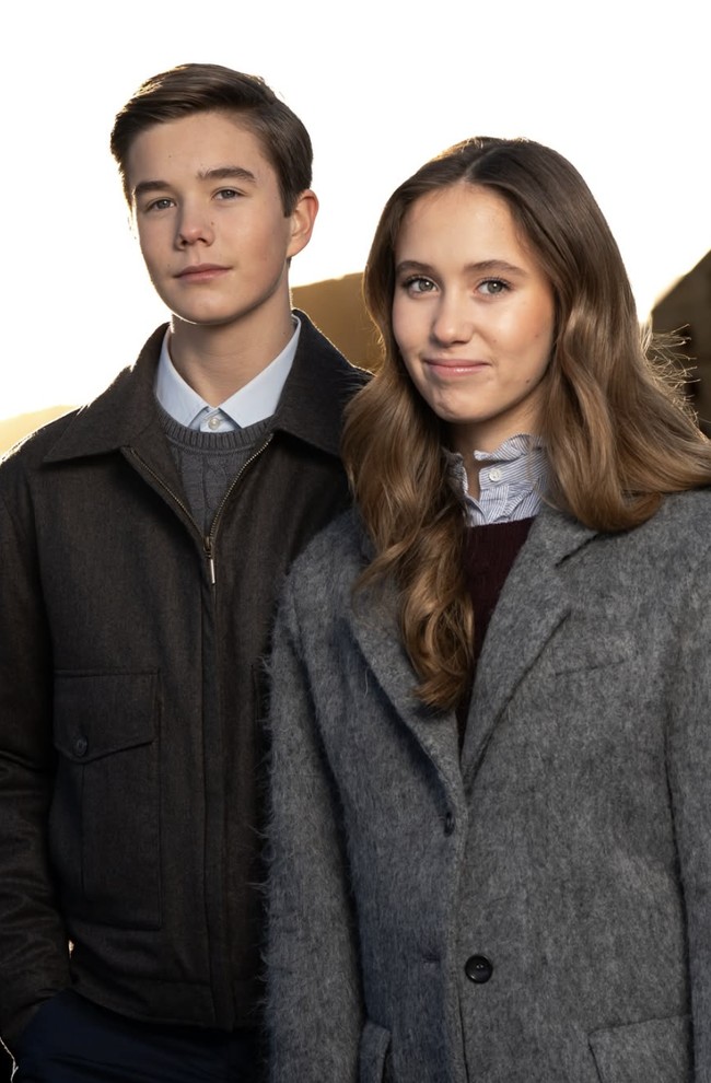 Sebagai anak bungsu Raja Frederik dan Ratu Mary, Josephine dan Vincent menjadi sorotan publik saat istana merilis foto-foto terbaru mereka. Potret tersebut diambil di Istana Amalienborg, Kopenhagen, sesaat sebelum pergantian tahun, bertepatan dengan dimulainya kembali masa sekolah mereka. Foto: dok. Instagram @detdanskekongehus
