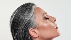 Rambut Beruban Tak Harus Kusam, Ini Cara Merawatnya agar Tetap Sehat Menawan