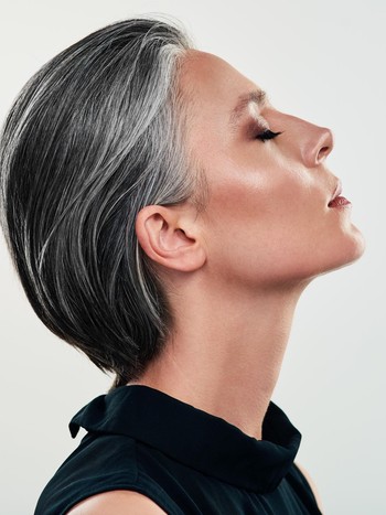 Rambut Beruban Tak Harus Kusam, Ini Cara Merawatnya agar Tetap Sehat Menawan