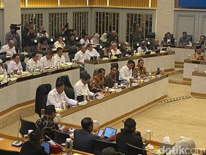 Menhut Sebut Kayu Bencana Sumatera Bisa Dipakai Warga Selama Bukan Komersial