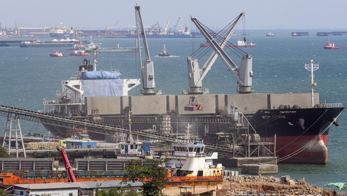 Pekerja menyelesaikan pembuatan kapal di galangan kapal kawasan Telaga Punggur, Batam, Kepulauan Riau, Rabu (14/1/2026). Badan Pengusahaan (BP) Batam mencatat realisasi investasi sepanjang 2025 di kawasan perdagangan bebas dan pelabuhan bebas Batam mencapai Rp54,7 triliun atau sekitar 91 persen dari target tahunan sebesar Rp60 triliun. ANTARA FOTO/Teguh Prihatna