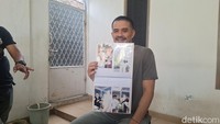 Dia menolak cerita tentangnya dalam buku tersebut. Saya menolak disebut melakukan grooming atau pedofilia, tegas Roby yang masih menyimpan bukti pernikahan. Sedangkan Aurelie menegaskan pernikahan dengan Roby tidak pernah sah. Aurelie Moeremans memegang surat status liber untuk menguatkan pengakuannya. Foto: Muhammad Ahsan Nurrijal/detikcom