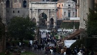 Pengunjung berkumpul di area Palatine Hill saat otoritas arkeologi Italia meluncurkan tur perdana Casa dei Grifi, yang menampilkan ruang bawah tanah berisi fresko dan mosaik langka yang sebelumnya tidak dapat diakses langsung oleh wisatawan. REUTERS/Guglielmo Mangiapane  
