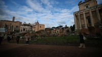 Area reruntuhan di sekitar rumah kuno Casa dei Grifi, yang dinamai dari lukisan dinding bergambar dua makhluk mitologi “griffin” di salah satu lunette-nya, menjadi bagian dari jalur kunjungan baru di kompleks Colosseum Forum Palatine. REUTERS/Guglielmo Mangiapane  