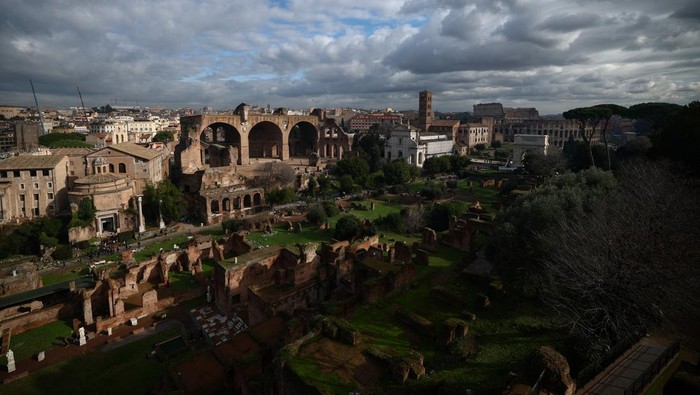 Tourists visit the Roman Forum as the ancient Roman domus 'Casa dei Grifi' opens to the public at the archaeological park of the Colosseum in Rome, Italy, January 13, 2026. REUTERS/Guglielmo Mangiapane
