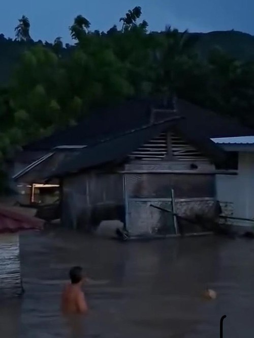 Rumah milik Asro yang hanyut diterjang banjir di Dusun Bengkang, Desa Persiapan Pengantap, Kecamatan Sekotong, Lombok Barat, Selasa (13/1/2026).