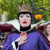 Begini Wajah Asli Evil Queen Viral di Disneyland, Terungkap Setelah Dipecat