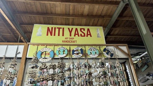 Salah satu toko dengan nama Bahasa Bali, ‘Niti Yasa Art Shop’, (12/1/2026). (Maria Christabel DK/detikBali)