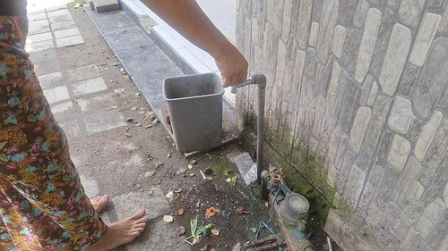 Salah seorang warga Gegutu Barat, Kelurahan Rembiga, Kota Mataram menunjukkan aliran air mati di rumahnya, Rabu (14/1/2026). (Nathea Citra/detikBali)