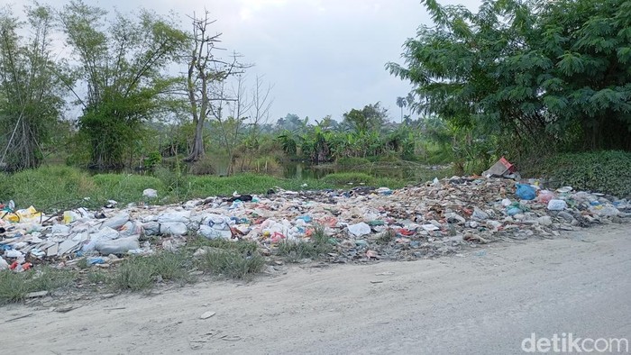 Sampah Menumpuk di Jalan Ismail Harun Percut Sei Tuan, Warga: Kalau Lewat Bau