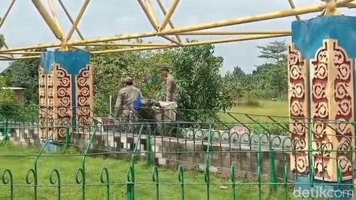 Satpol PP Kota Mataram menertibkan 4 PKL bandel di bawash Tembolak Kota Mataram, Rabu (14/1/2026).