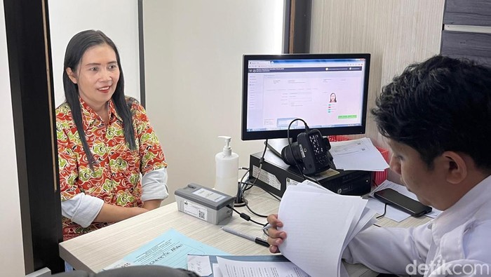 Sejumlah pemohon menjalani proses rekam identitas dan wawancara di kantor Imigrasi kelas III TPI Banyuwangi