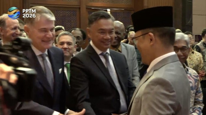 Saat Menlu Sugiono Salami Dino Patti Djalal di Acara Tahunan Kemlu