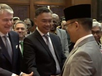 Saat Menlu Sugiono Salami Dino Patti Djalal di Acara Tahunan Kemlu