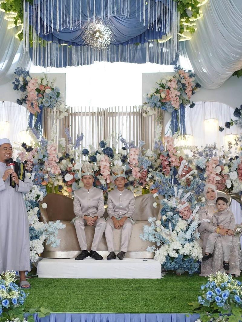 Sunatan Rasa Resepsi Nikah! Bocah Ini Viral Tampil Pakai Deretan Cincin Emas