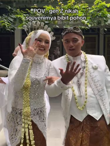 Pasangan Gen Z Rindu & Nada viral usai bagikan bibit pohon sebagai souvenir nikah. Mengusung tema ramah lingkungan, aksi unik ini ajak tamu untuk hijaukan bumi. Acara pernikahan di  di Balai Shinta Mandala Bhakti Wanitatama, Yogyakarta, itu langsung viral di media social.