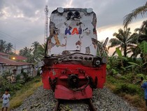 Video: KA vs Truk Angkut Pisang di Asahan Sumut, Lokomotif Rusak Parah