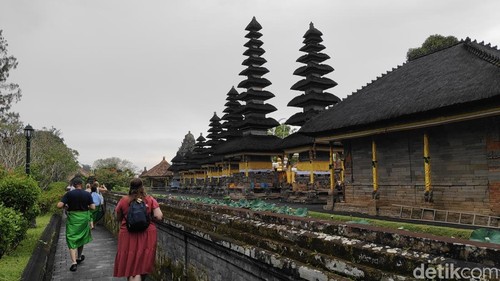 Arsitektur kuno yang masih terjaga jadi magnet bagi wisatawan mengunjungi Pura Taman Ayun, Badung. (Agus Eka/detikBali)