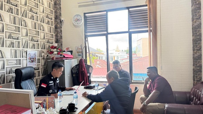 Tersangka mantan BPHL Wilayah II Medan Kusnadi (Foto: Dok. Kejari Karo)