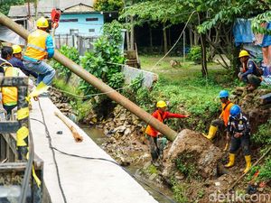 Tiang Listrik Ambruk di Depok, Tim Gabungan Bergerak Amankan Lokasi