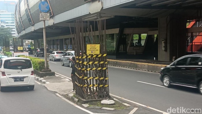 Saksi Bisu Proyek Gagal, Tiang Monorel Dilingkari Garis Kuning Jelang Dibongkar