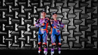 Aksi Toprak Razgatlioglu-Jack Miller Jadi Juara Balapan Pakai Tuk-Tuk