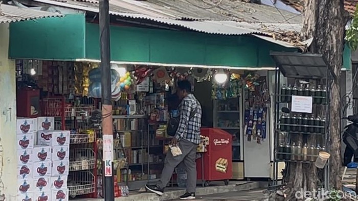 Toko kelontong tempat Ressa anak Denada mencari nafkah