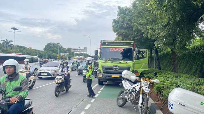 Ada Truk Gangguan, Lalin di Gatsu Arah Kuningan Padat