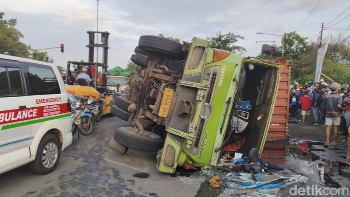 Truk Trailer Terguling di Balongbendo Sidoarjo, 1 Pengendara Motor Tewas