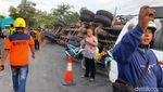 Truk Kontainer Terguling Satu Pengendara Motor Tewas