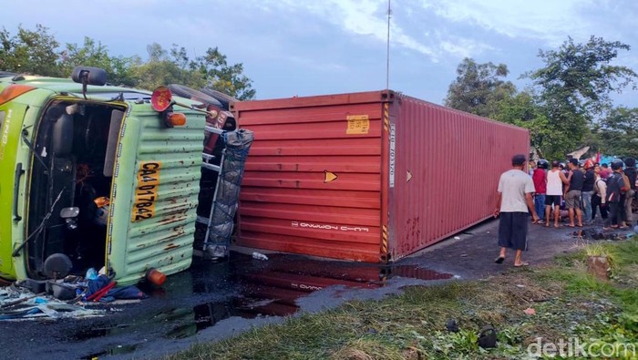 Truk Trailer Terguling di Balongbendo Sidoarjo, 1 Pengendara Motor Tewas
