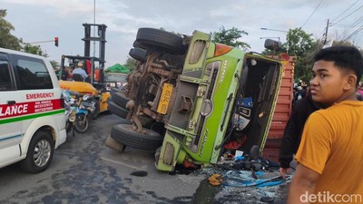 Truk Kontainer Terguling Satu Pengendara Motor Tewas