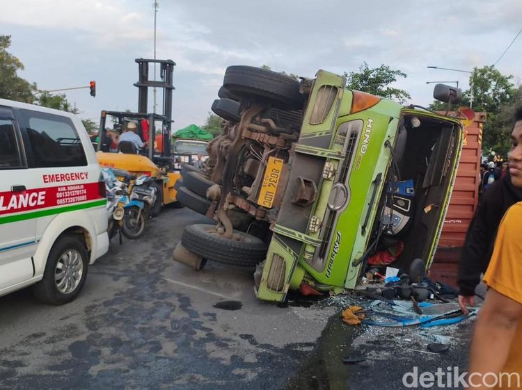Truk Kontainer Terguling Satu Pengendara Motor Tewas