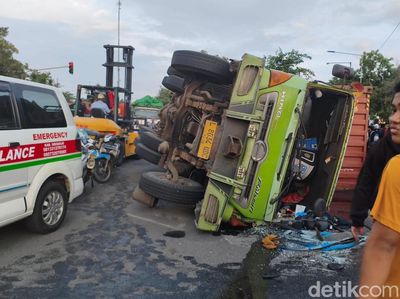 Truk Kontainer Terguling Satu Pengendara Motor Tewas