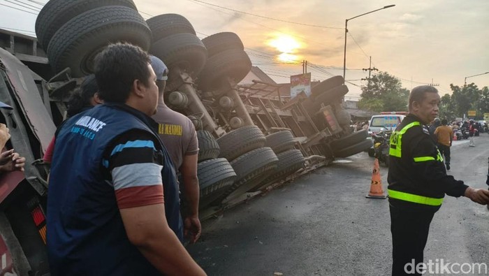 Truk Trailer Terguling di Balongbendo Sidoarjo, 1 Pengendara Motor Tewas